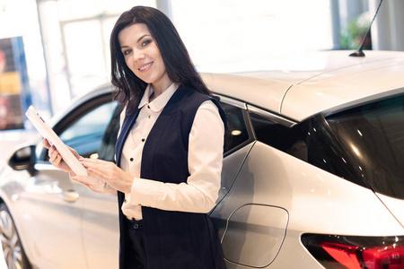 汽车产品介绍专业销售人员在经销商中心展示新车照片